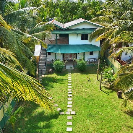 Blue Skies Guest House And Restaurant Tangalle Esterno foto