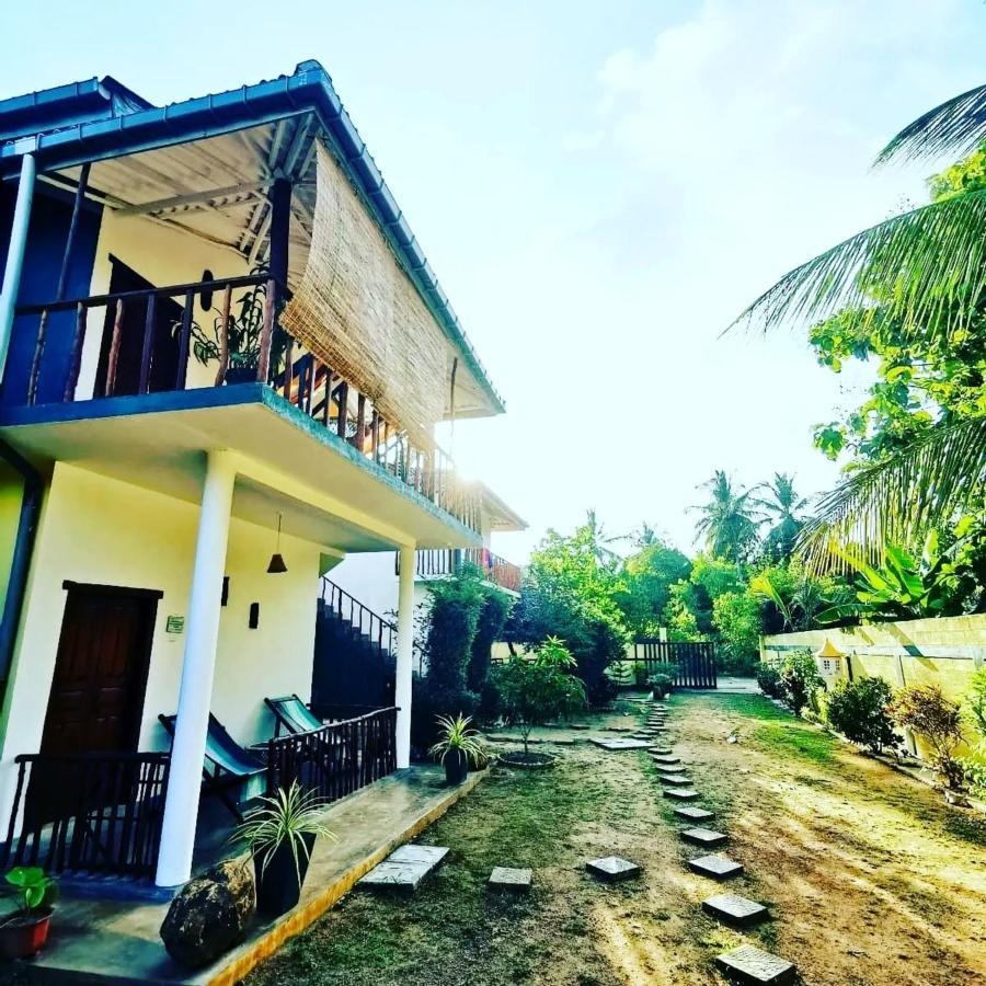 Blue Skies Guest House And Restaurant Tangalle Esterno foto