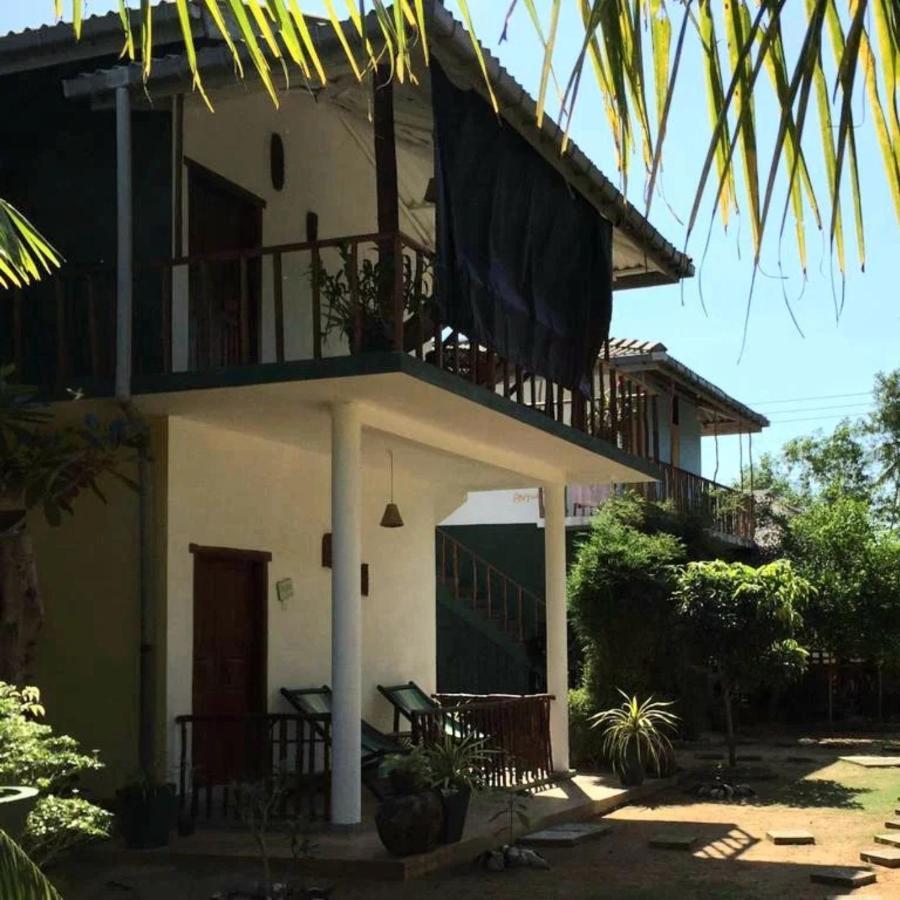Blue Skies Guest House And Restaurant Tangalle Esterno foto