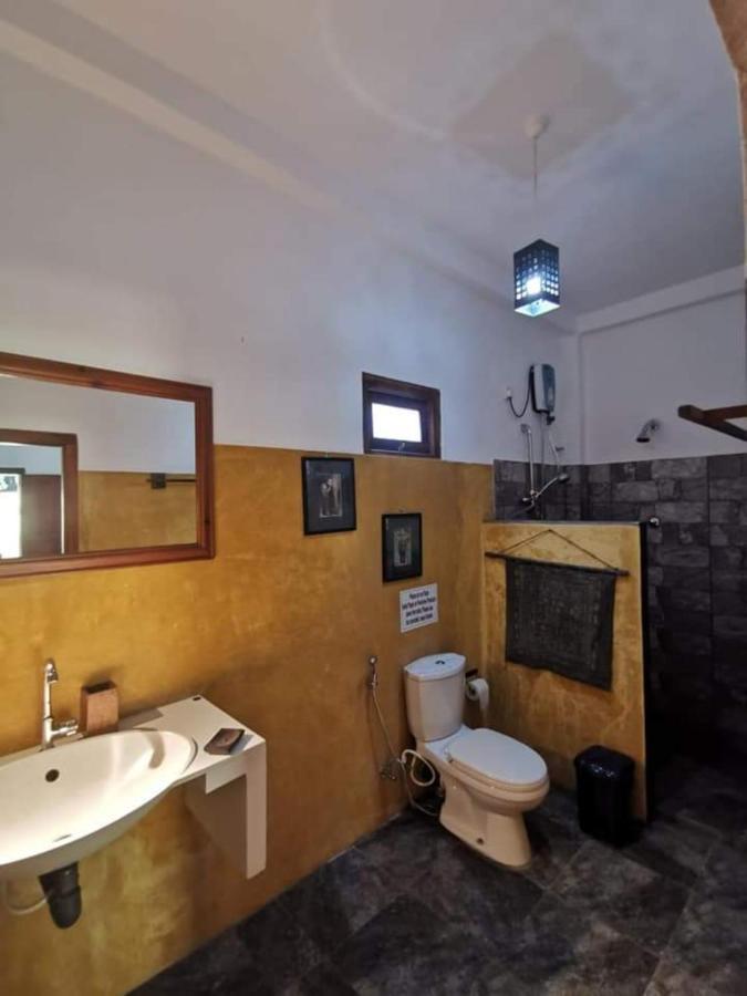Blue Skies Guest House And Restaurant Tangalle Esterno foto