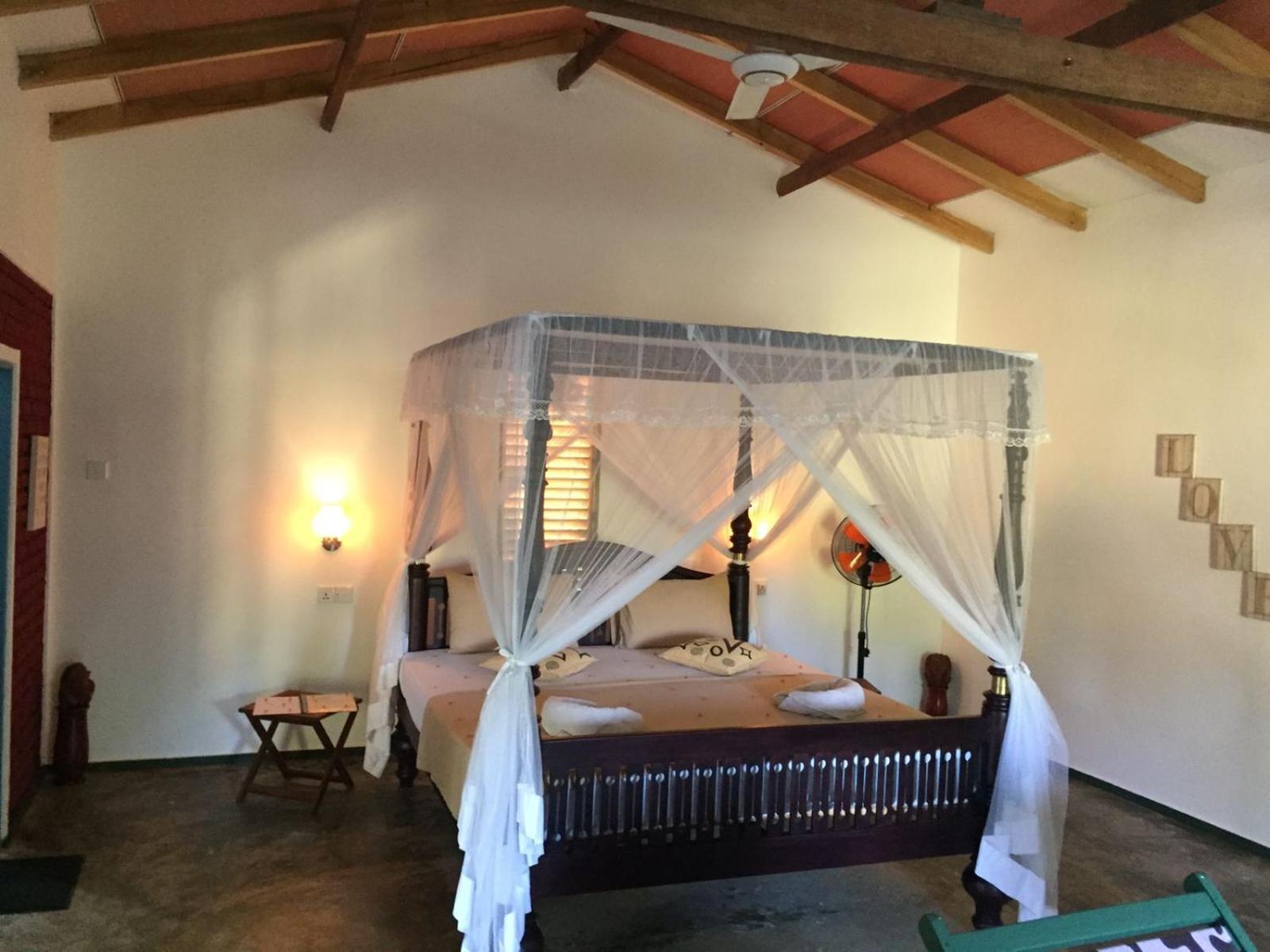 Blue Skies Guest House And Restaurant Tangalle Esterno foto