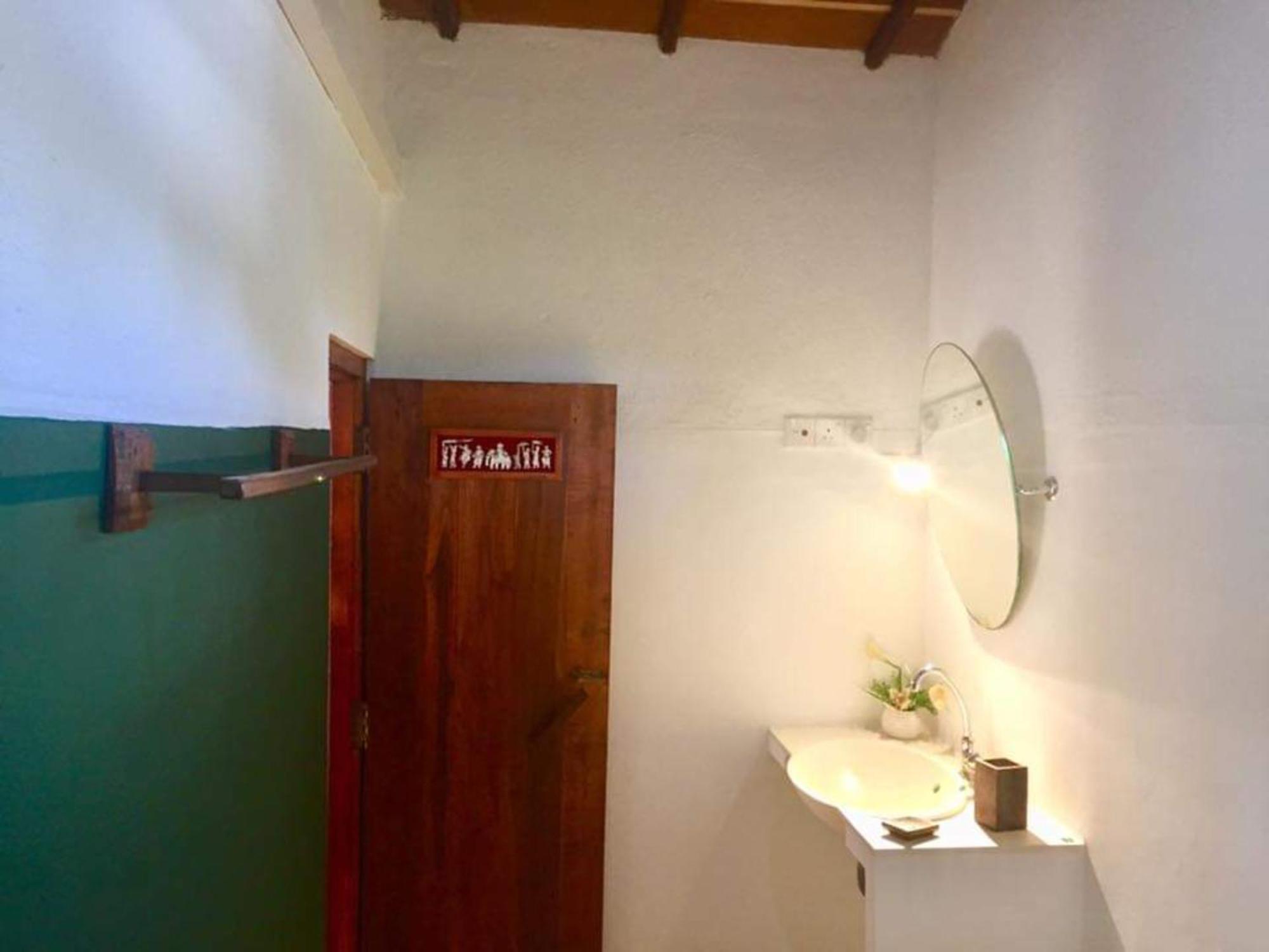 Blue Skies Guest House And Restaurant Tangalle Esterno foto