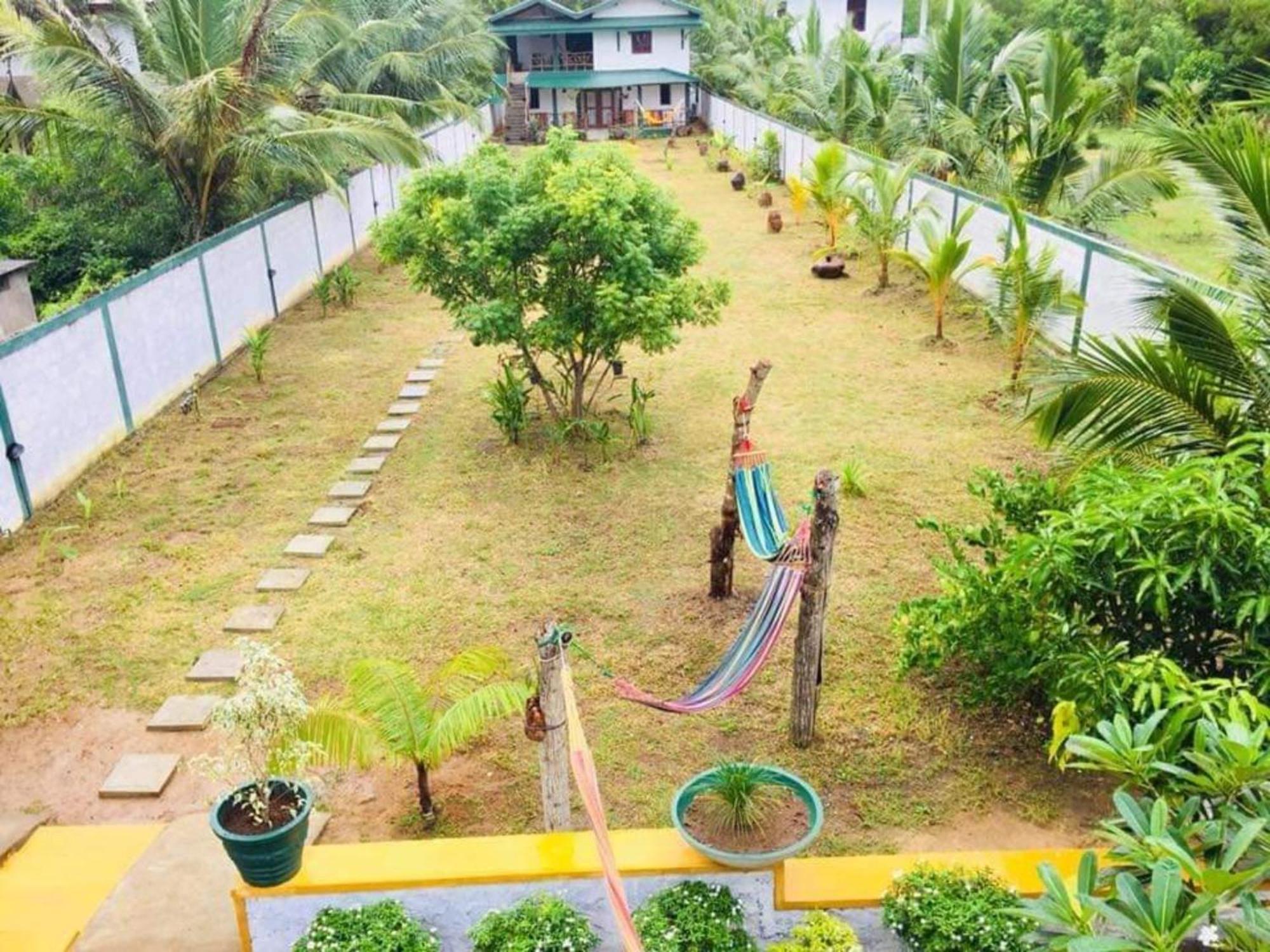 Blue Skies Guest House And Restaurant Tangalle Esterno foto