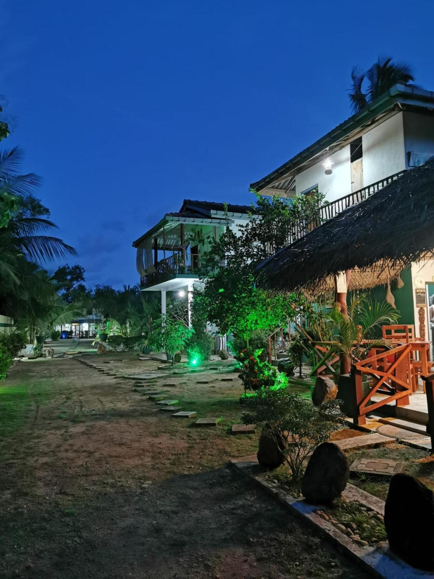 Blue Skies Guest House And Restaurant Tangalle Esterno foto