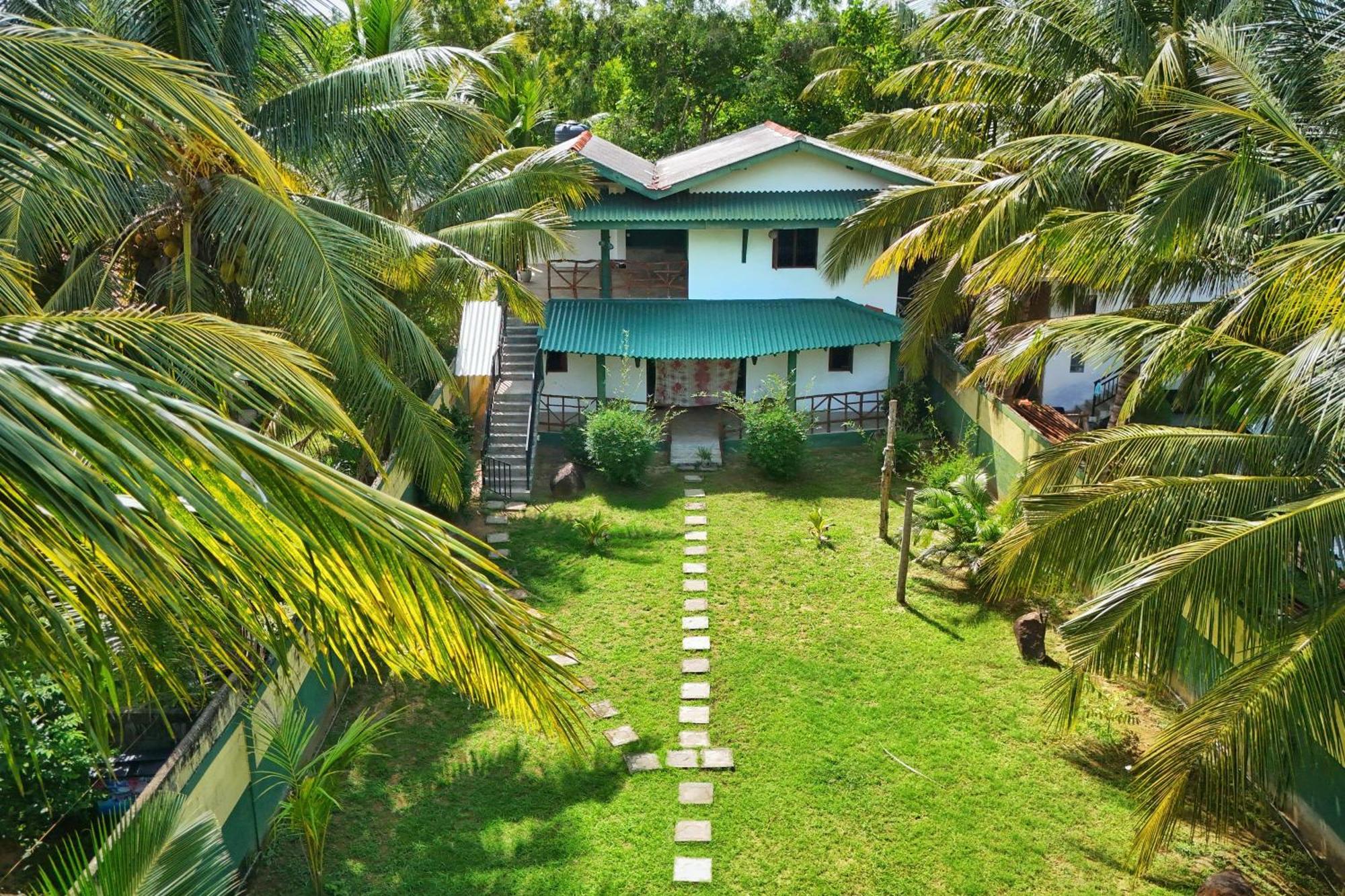 Blue Skies Guest House And Restaurant Tangalle Esterno foto