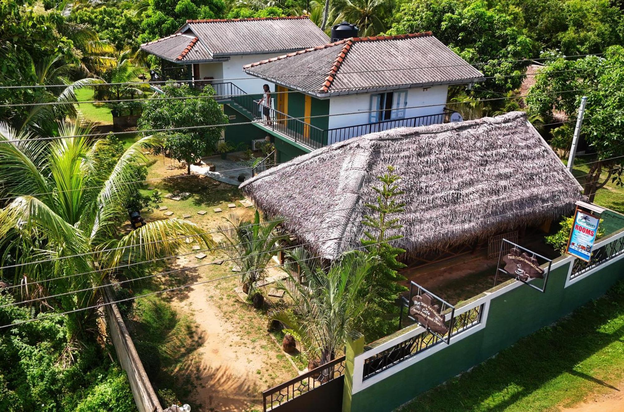 Blue Skies Guest House And Restaurant Tangalle Esterno foto