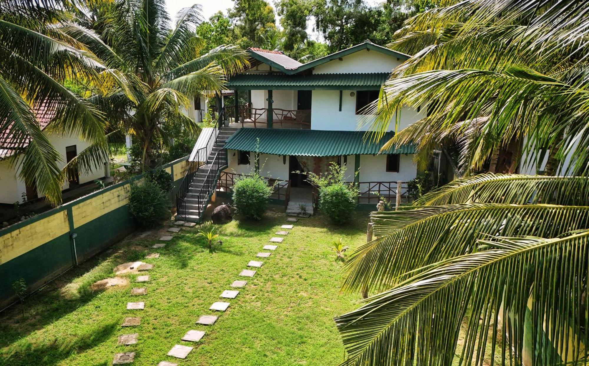 Blue Skies Guest House And Restaurant Tangalle Esterno foto