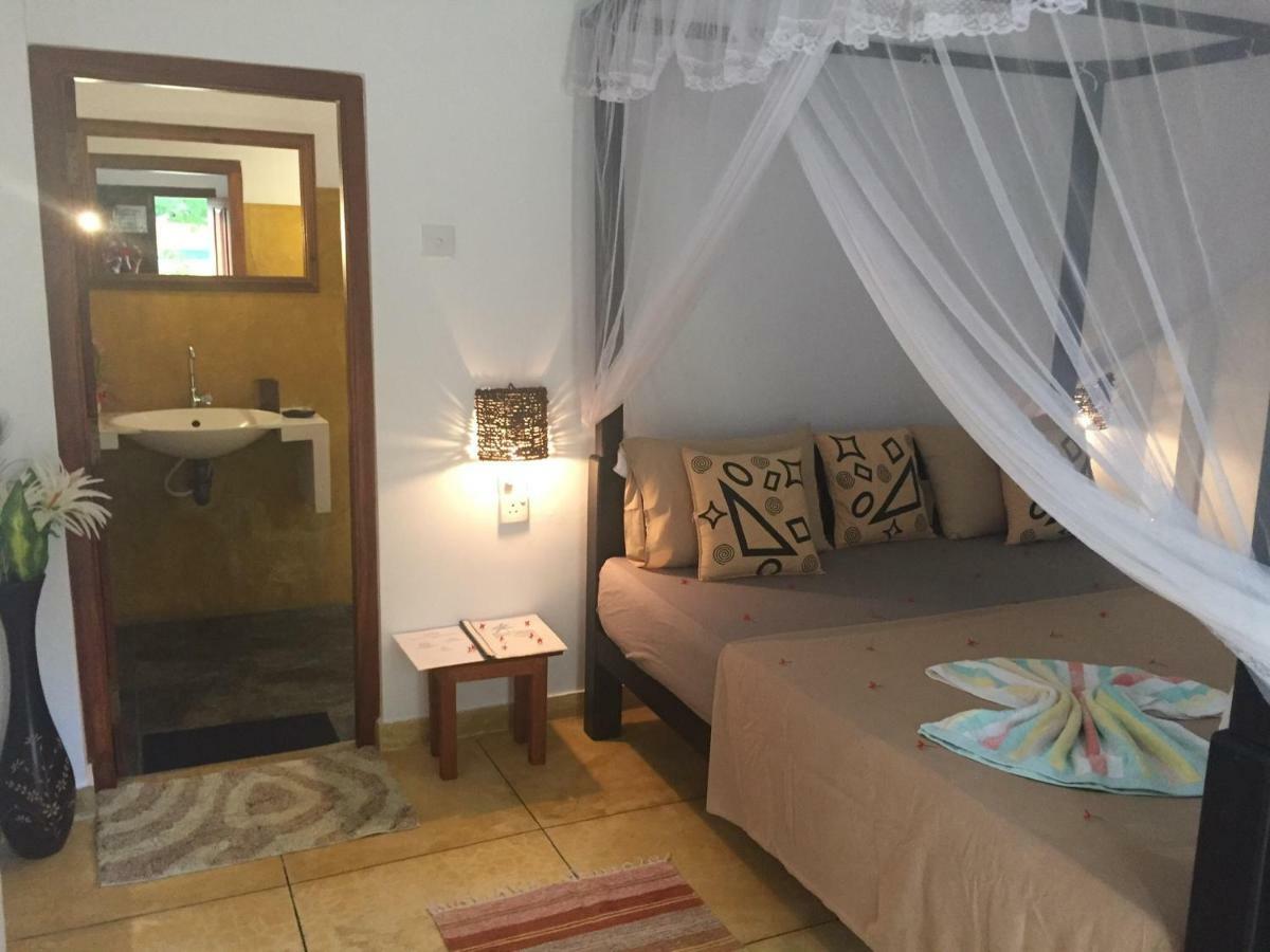 Blue Skies Guest House And Restaurant Tangalle Esterno foto